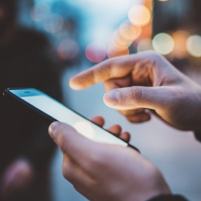 Mains tenant un smartphone
