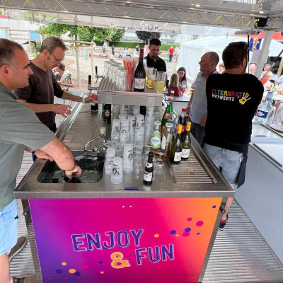 Photo montrant l'intérieur de la buvette mobile du Brive de Malmedy et de ses éviers et pompes à bière 