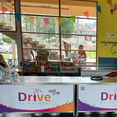 Photos montrant les bars mobiles du Drive de Malmedy lors d'une fête scolaire