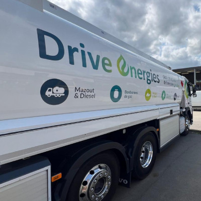 Photo du camion-citerne blanc de Drive Energies, arborant le logo et les couleurs de la marque