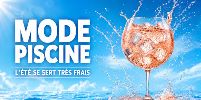 Vignette bleue et lumineuse avec le texte « Mode piscine, l’été se sert très frais » et un grand verre de boisson rosée rempli de glaçons, entouré d’éclaboussures d’eau sur fond de ciel d’été.