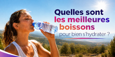 Vignette horizontale sur le thème de l’hydratation. À gauche, une femme boit de l’eau dans une bouteille en plastique par une journée très ensoleillée, avec un paysage naturel en arrière-plan. À droite, un grand texte coloré indique : « Quelles sont les m